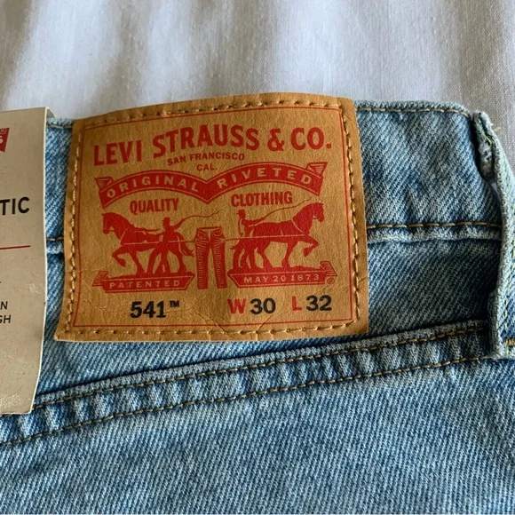 Levi’s 541 Athletic Taper Fit Mens Jeans 30x32 Light Wash Distressed Stretch NWT
